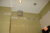 Натяжной глянцевый потолок в ванную 4м2