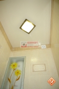 Глянцевый натяжной потолок в ванную комнату